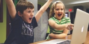 Selbstbewusstsein oder Selbstverständlichkeit - Zwei Kinder freuen sich über eine Nachricht am Laptop