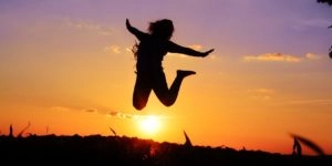 Erfülltes Leben führen - Bild von Frau die Freudensprung macht