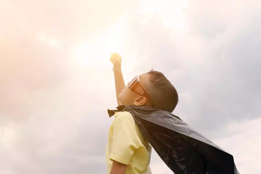 selbstbewusstsein staerken - superhero child