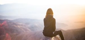 Wie werde ich erfolgreich - Bild von Frau die in Sonnenuntergang schaut
