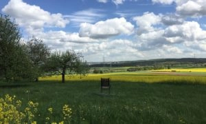 Stress abbauen - Bild von Feld mit Stuhl