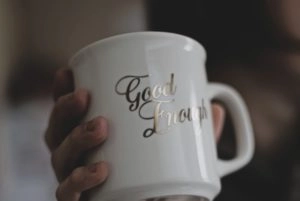 Perfektionismus ablegen - Schriftzug Good Enough auf Tasse