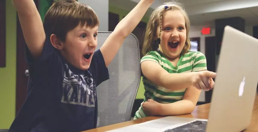 Selbstbewusstsein oder Selbstverständlichkeit - Zwei Kinder freuen sich über eine Nachricht am Laptop